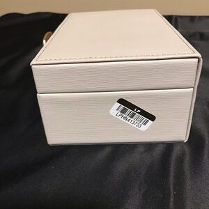 Kendra Scott Elegant Cream Box